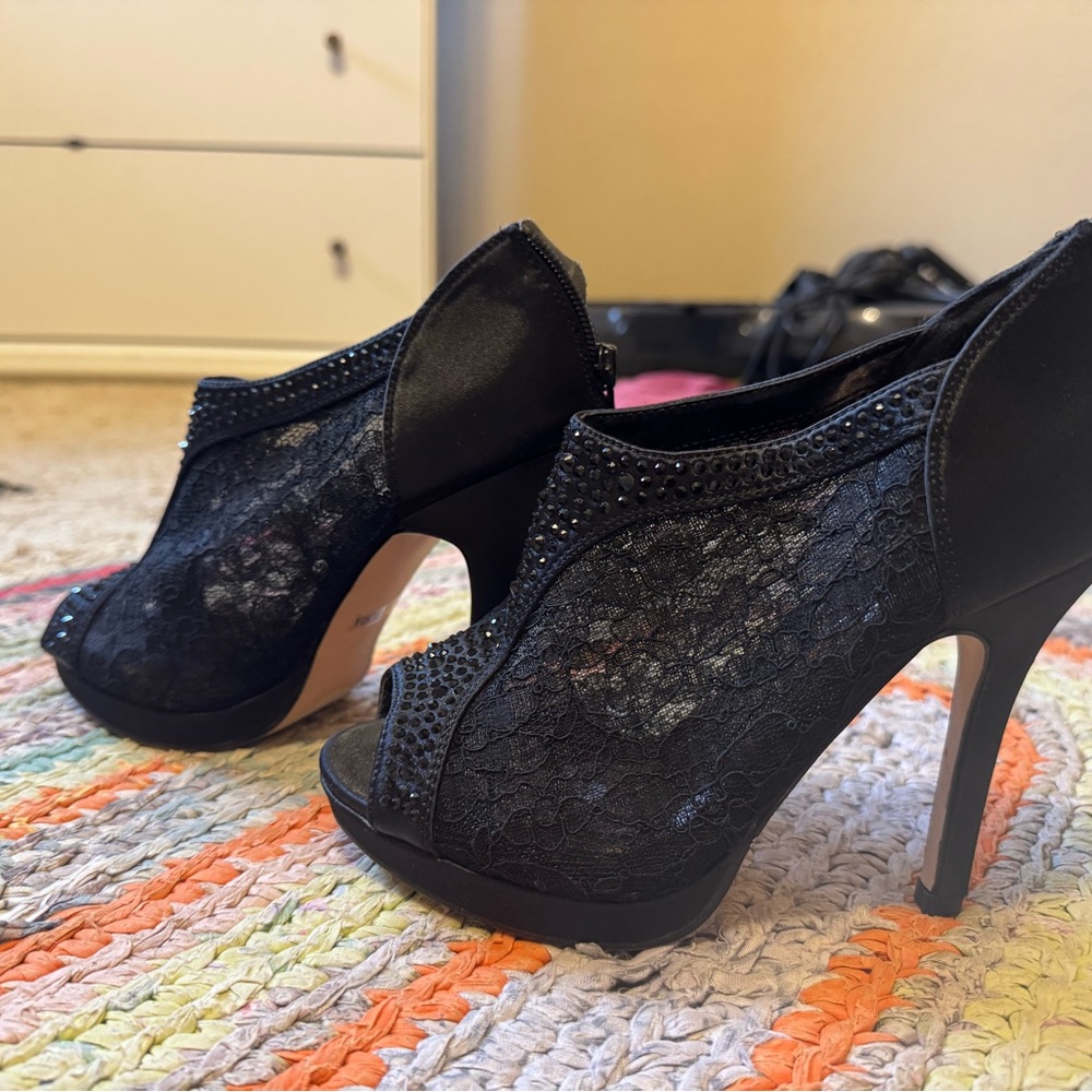 SJS Black Lace Peep-Toe Platform Heels